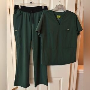 Medline Ave Womens Scrubs 3 Pocket Top and 4 Pocket Pants in Hunter Green Size L